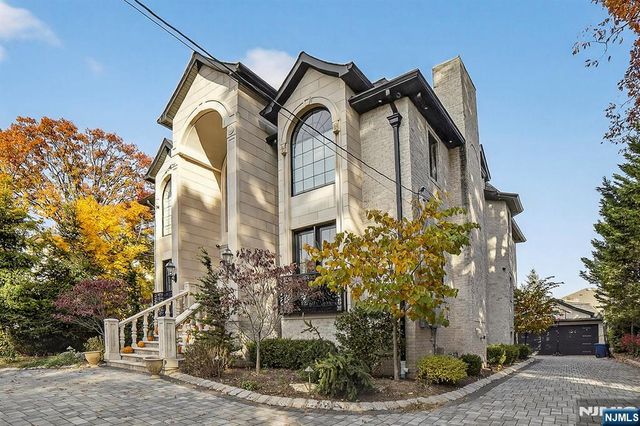 1096 Briar Way, Fort Lee, NJ 07024