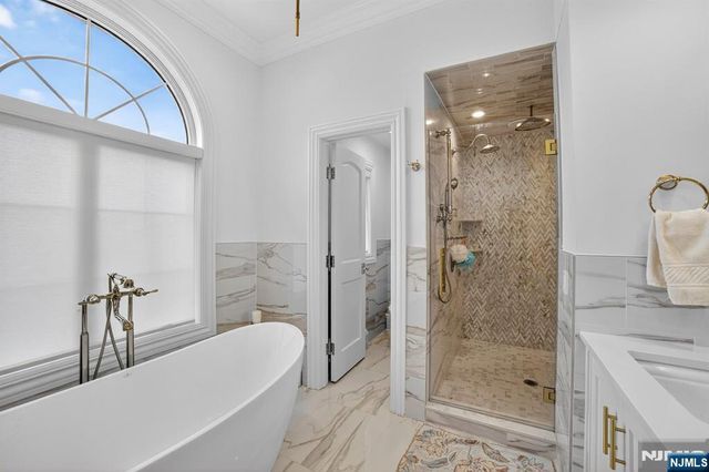 1096 Briar Way, Fort Lee, NJ 07024