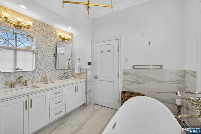 1096 Briar Way, Fort Lee, NJ 07024