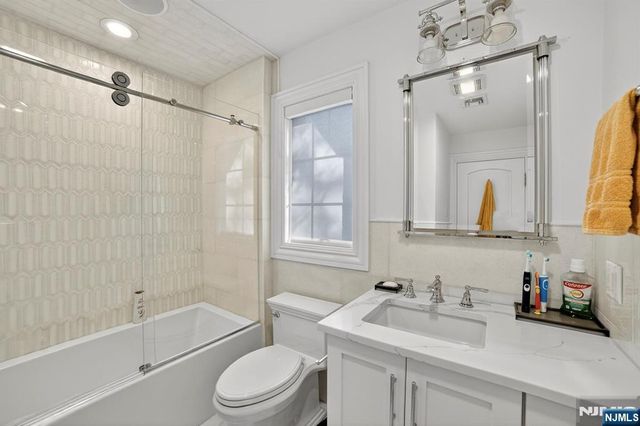 1096 Briar Way, Fort Lee, NJ 07024