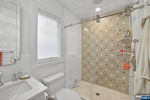 1096 Briar Way, Fort Lee, NJ 07024