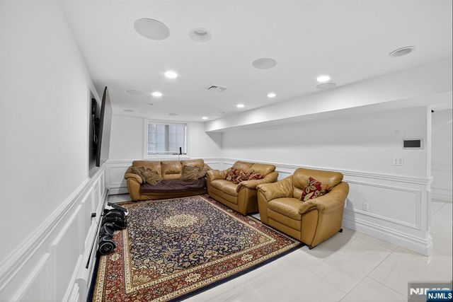 1096 Briar Way, Fort Lee, NJ 07024