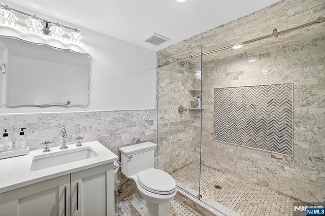 1096 Briar Way, Fort Lee, NJ 07024