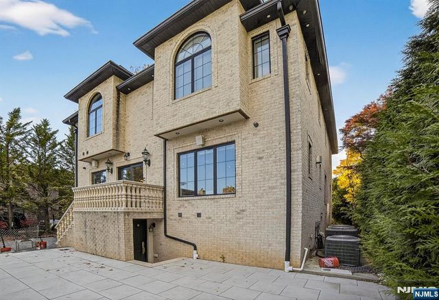 1096 Briar Way, Fort Lee, NJ 07024