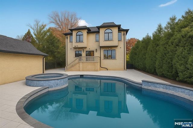 1096 Briar Way, Fort Lee, NJ 07024