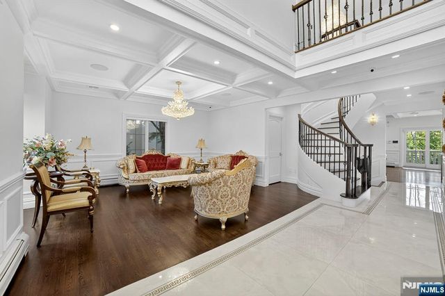 1096 Briar Way, Fort Lee, NJ 07024