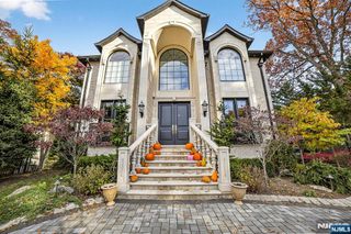 1096 Briar Way, Fort Lee, NJ 07024