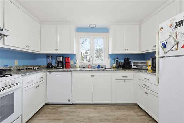 37 Knowles Drive, Warwick, RI 02888