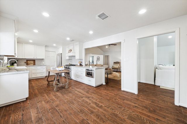 737 Country Lane, Houston, TX 77024