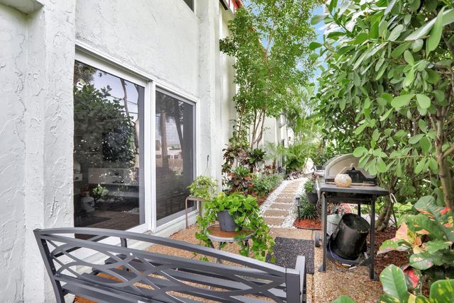 860 SE 6th Avenue 104, Deerfield Beach, FL 33441