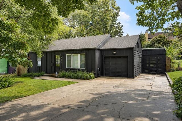 8645 Sleepy Hollow Road, Kansas City, MO 64114