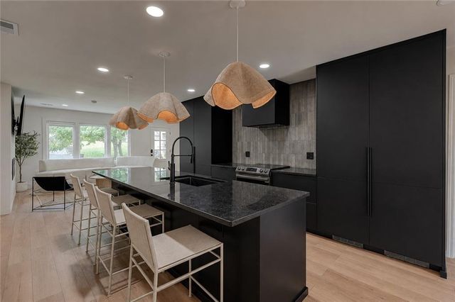 8645 Sleepy Hollow Road, Kansas City, MO 64114
