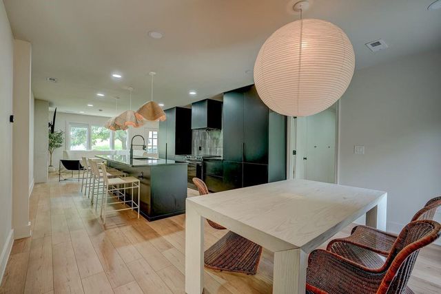 8645 Sleepy Hollow Road, Kansas City, MO 64114