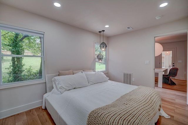 8645 Sleepy Hollow Road, Kansas City, MO 64114
