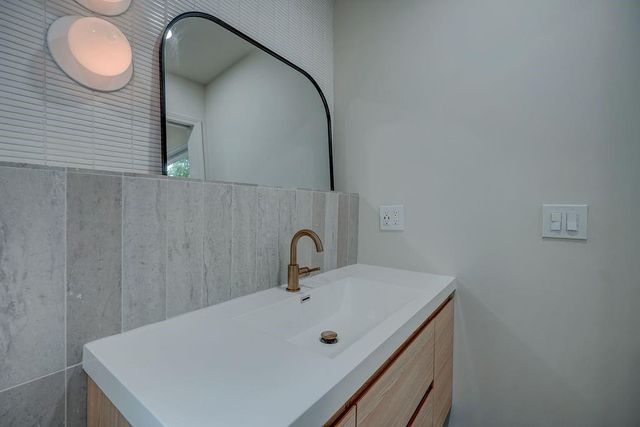 8645 Sleepy Hollow Road, Kansas City, MO 64114