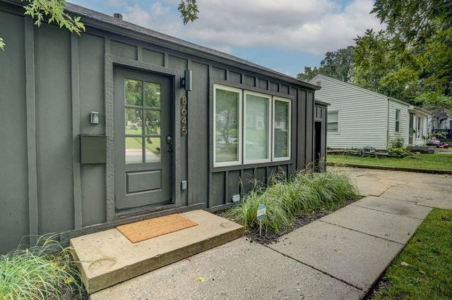 8645 Sleepy Hollow Road, Kansas City, MO 64114