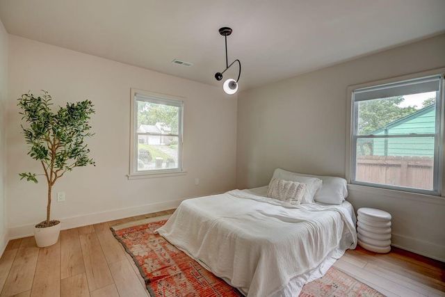 8645 Sleepy Hollow Road, Kansas City, MO 64114