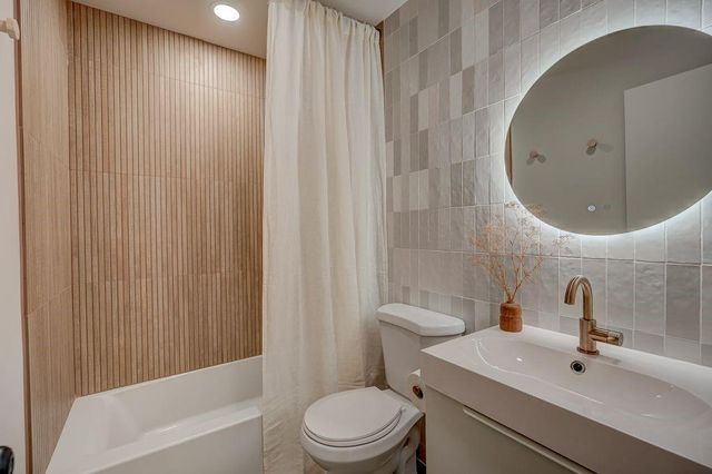 8645 Sleepy Hollow Road, Kansas City, MO 64114