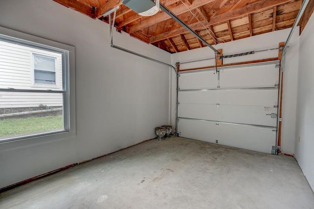 8645 Sleepy Hollow Road, Kansas City, MO 64114