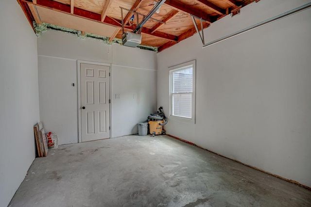 8645 Sleepy Hollow Road, Kansas City, MO 64114