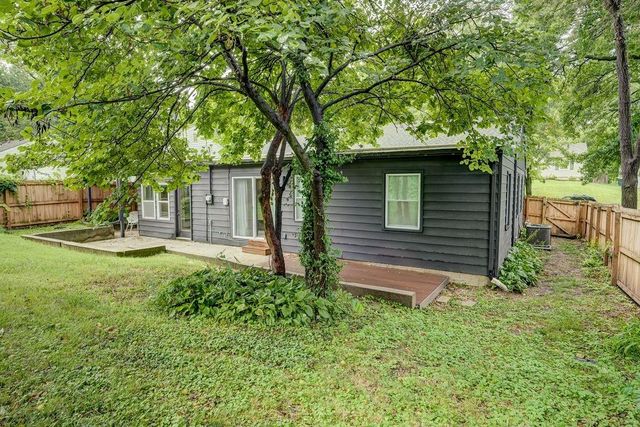 8645 Sleepy Hollow Road, Kansas City, MO 64114