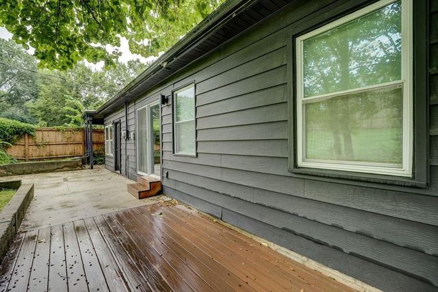 8645 Sleepy Hollow Road, Kansas City, MO 64114