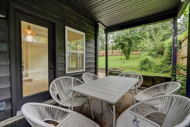 8645 Sleepy Hollow Road, Kansas City, MO 64114