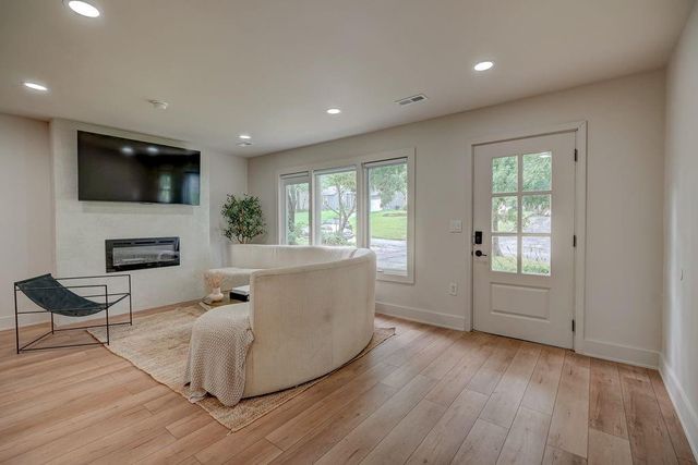8645 Sleepy Hollow Road, Kansas City, MO 64114