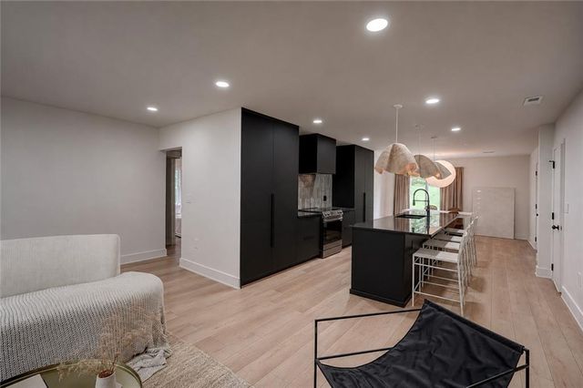8645 Sleepy Hollow Road, Kansas City, MO 64114