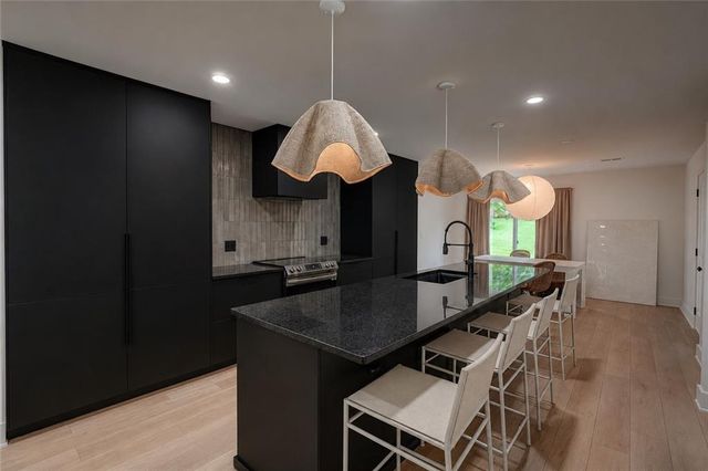 8645 Sleepy Hollow Road, Kansas City, MO 64114