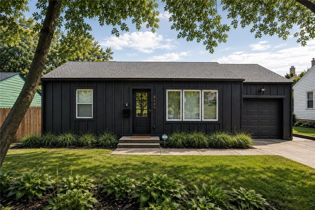 8645 Sleepy Hollow Road, Kansas City, MO 64114