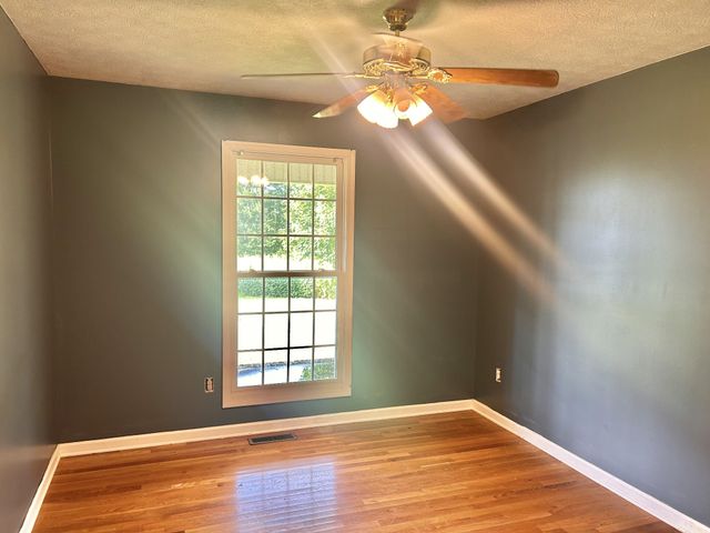 235 Breezy Knoll Ln, Morrison, TN 37357