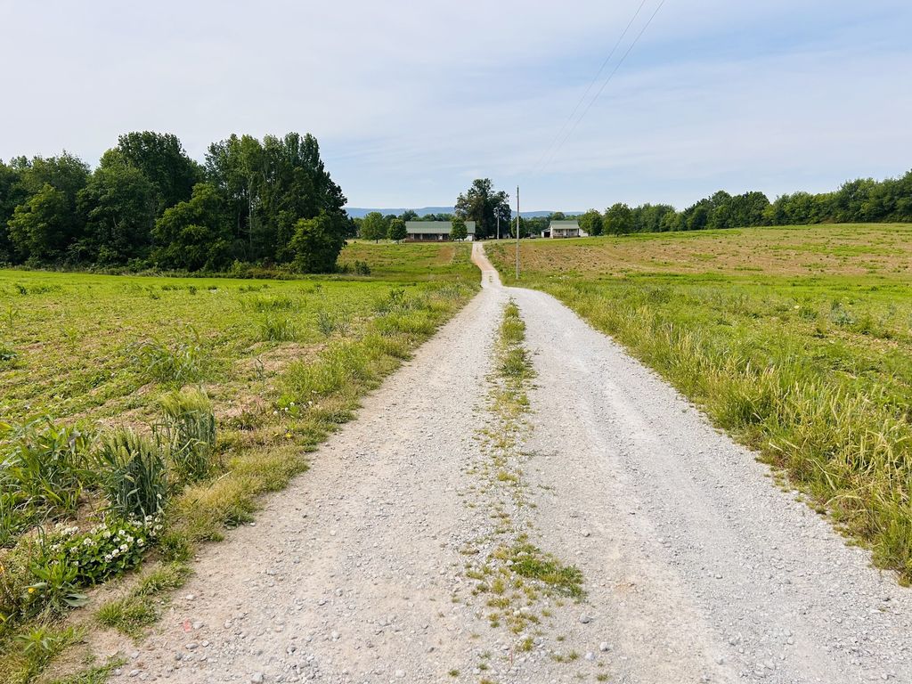 235 Breezy Knoll Ln, Morrison, TN 37357