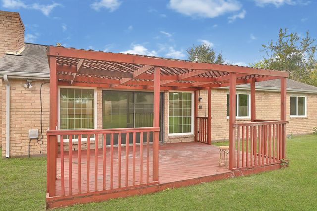 8726 Wildforest Drive, Houston, TX 77088