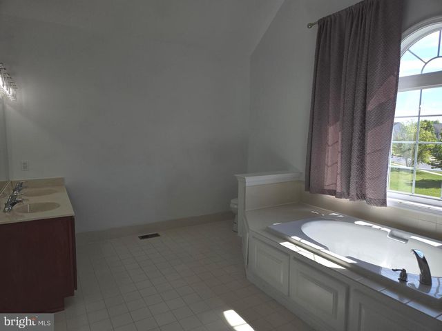 100 LILAC LN, Gilbertsville, PA 19525