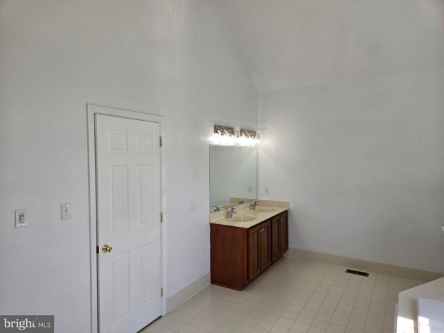 100 LILAC LN, Gilbertsville, PA 19525