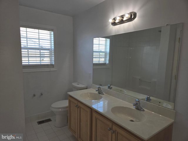 100 LILAC LN, Gilbertsville, PA 19525