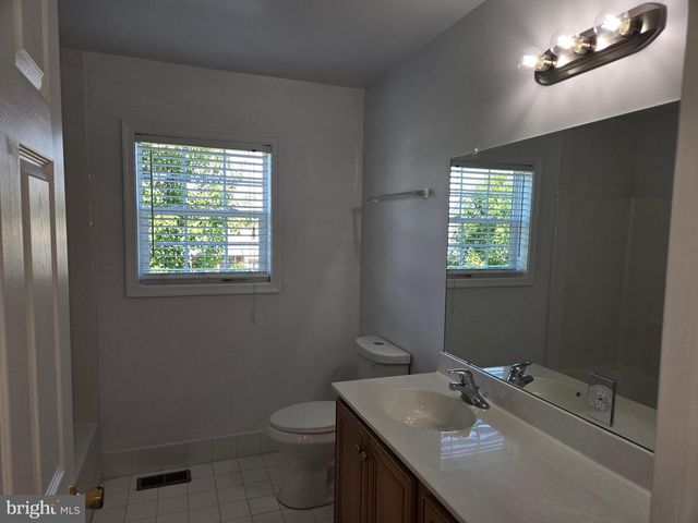 100 LILAC LN, Gilbertsville, PA 19525