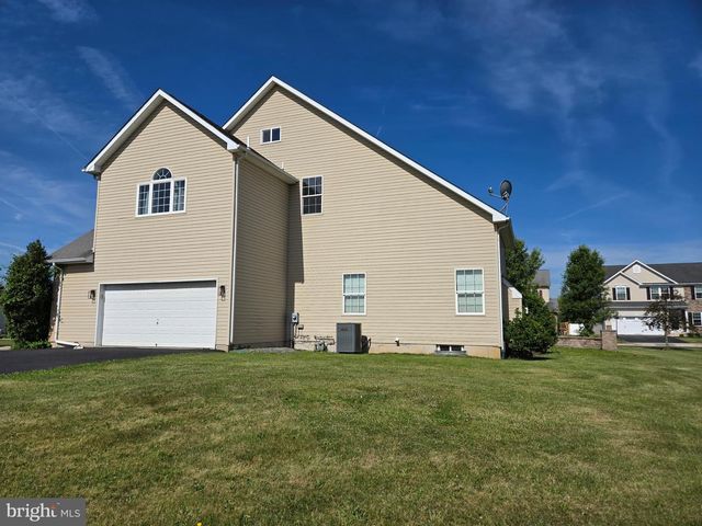 100 LILAC LN, Gilbertsville, PA 19525