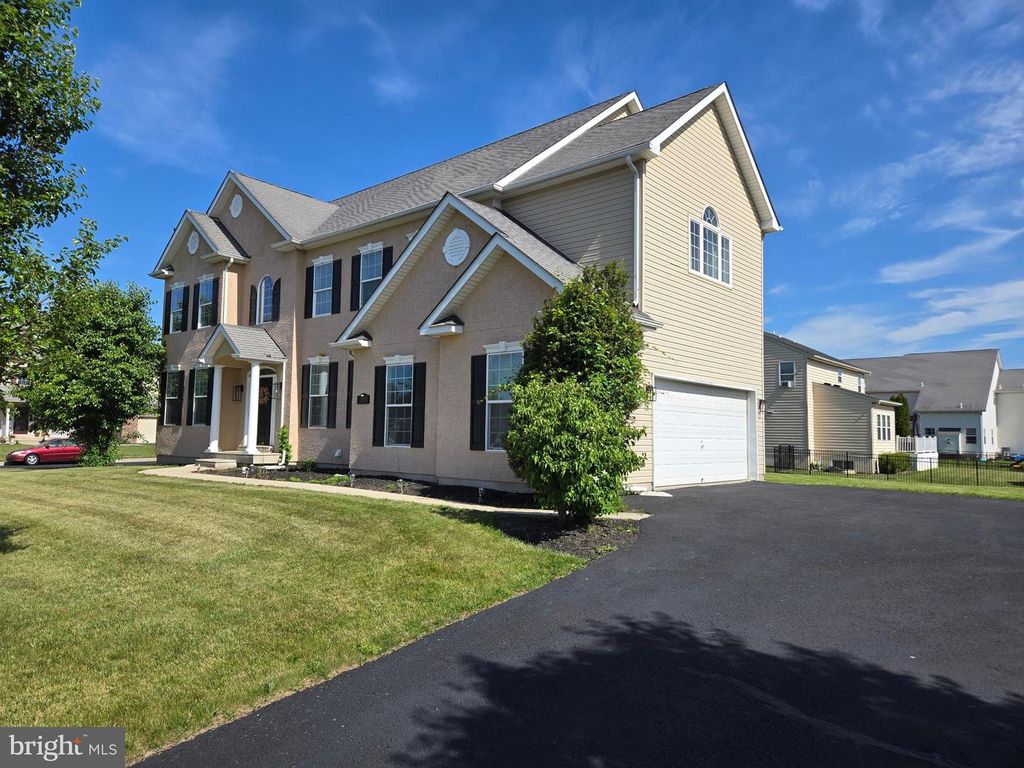 100 LILAC LN, Gilbertsville, PA 19525
