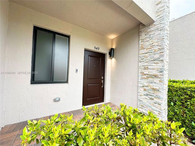 949 NE 211th St, Miami, FL 33179