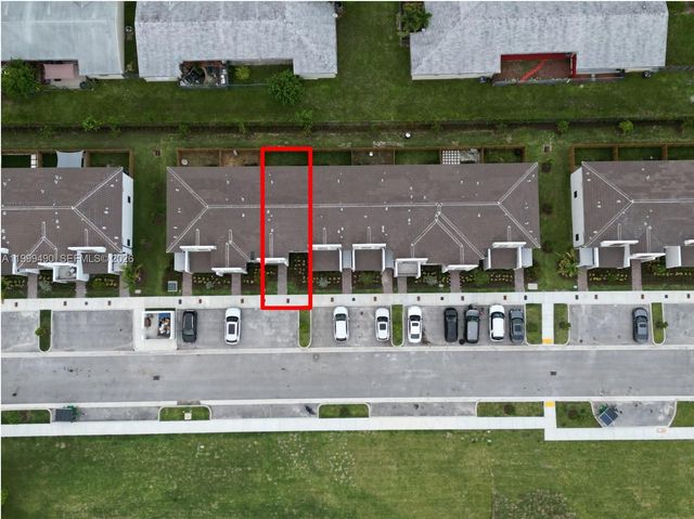 949 NE 211th St, Miami, FL 33179