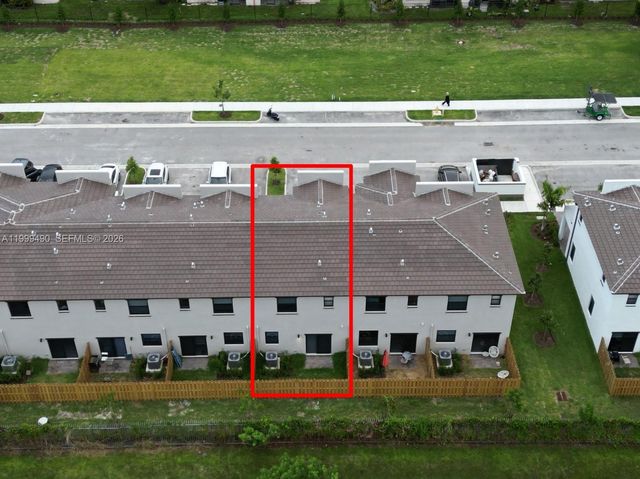 949 NE 211th St, Miami, FL 33179