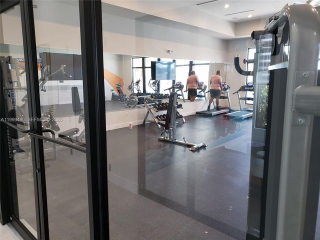 949 NE 211th St, Miami, FL 33179