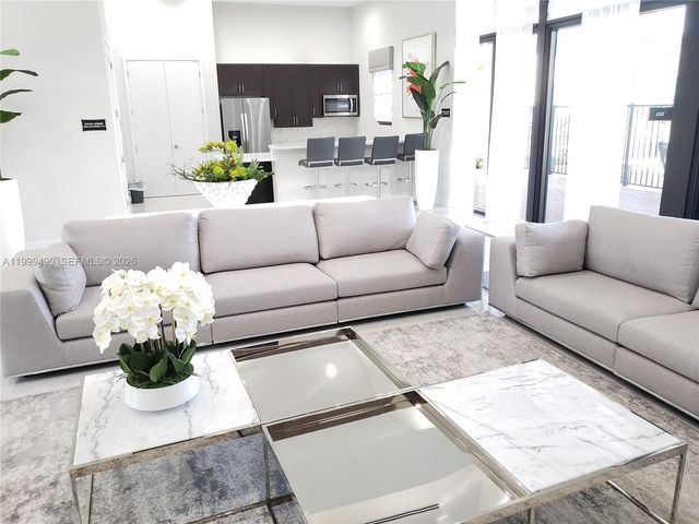 949 NE 211th St, Miami, FL 33179