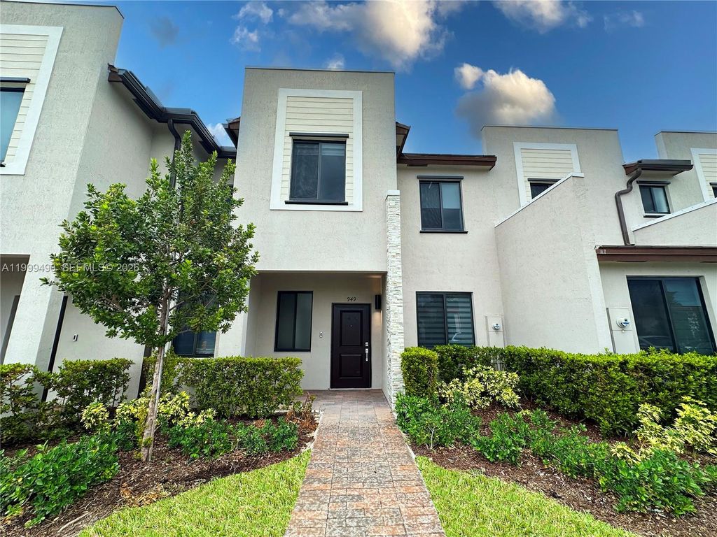 949 NE 211th St, Miami, FL 33179