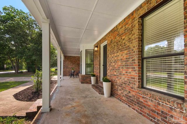 5699 Crestwood Dr, Milton, FL 32571