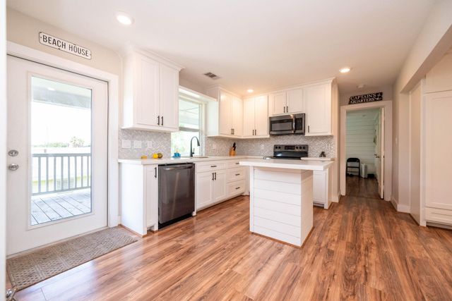 6902 Avenue P, Galveston, TX 77551