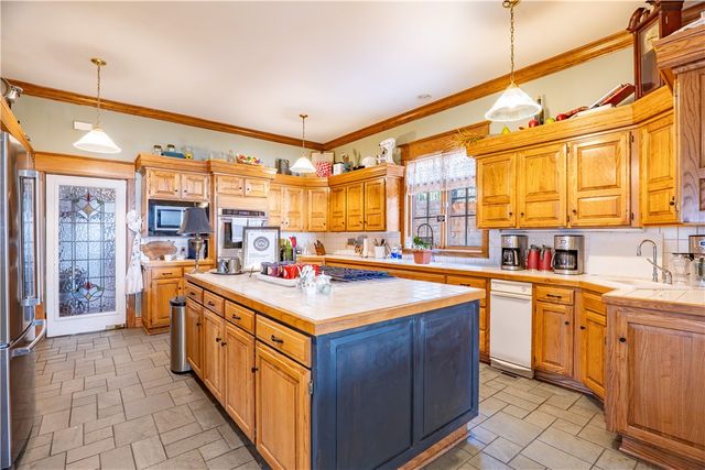 46 Hillside Avenue, Eureka Springs, AR 72632