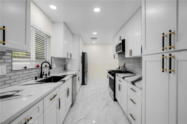 8064 Crosnoe, Panorama City, CA 91402